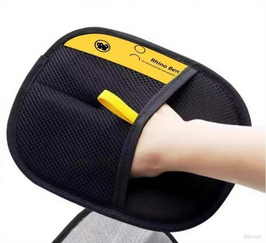 Gants anti-poils électrostatiques pour chien Câline & Co - utilisation sur canapé
